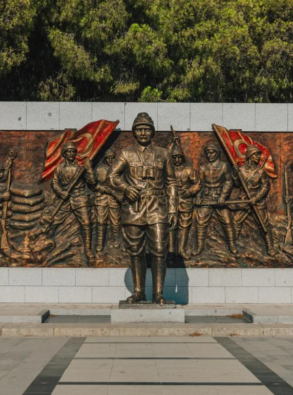 Bronze statue and relief honoring Turkish martyrs in Çanakkale, Türkiye.